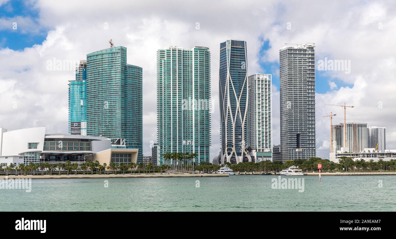 American Airlines Arena e sullo skyline, centro della città, Miami, Miami-Dade County, Florida, USA, America del Nord Foto Stock