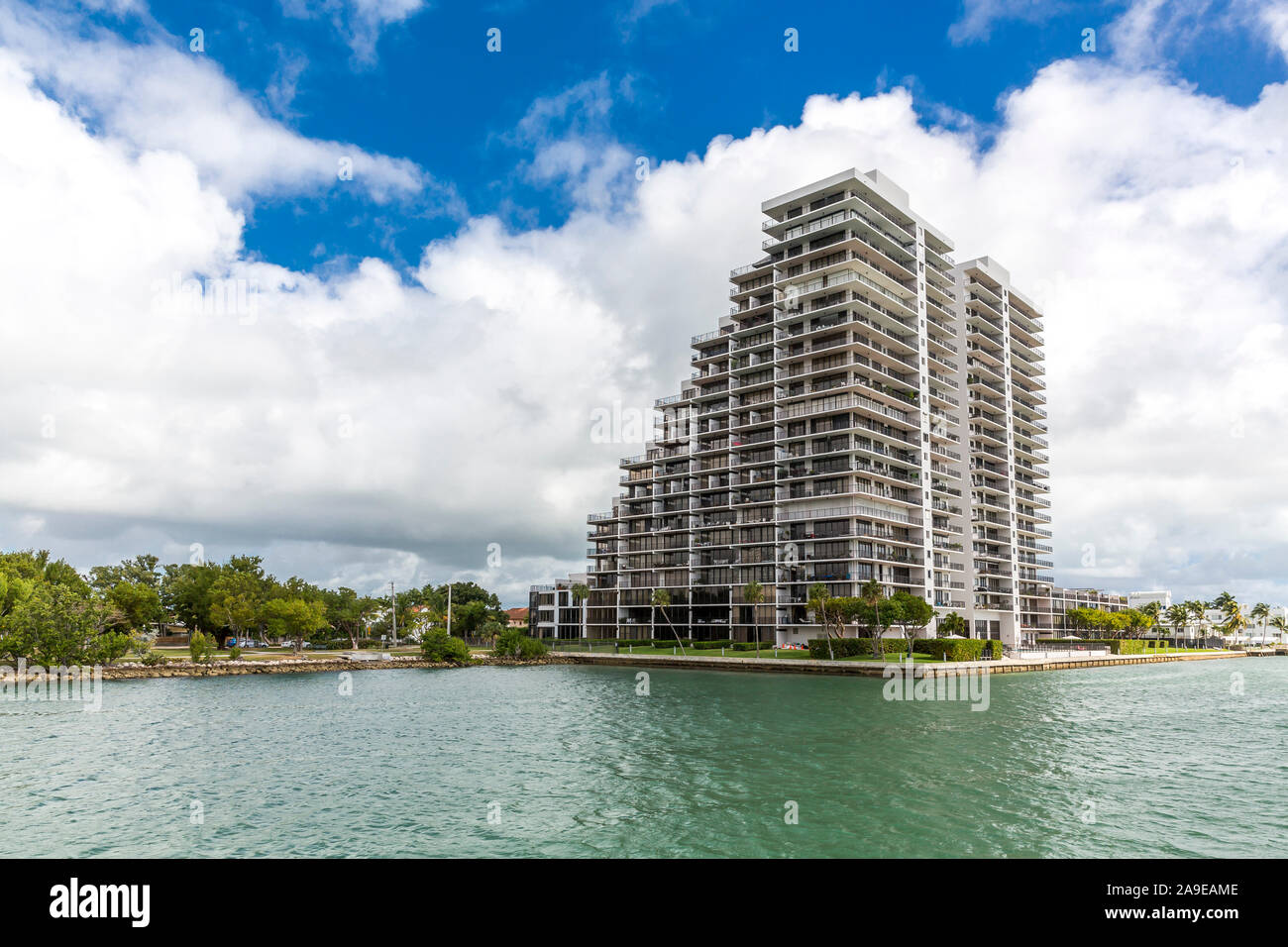 Alto edificio con appartamenti di lusso, Biscayne Islanda, Icelands veneziano, Miami, Miami-Dade County, Florida, USA, America del Nord Foto Stock