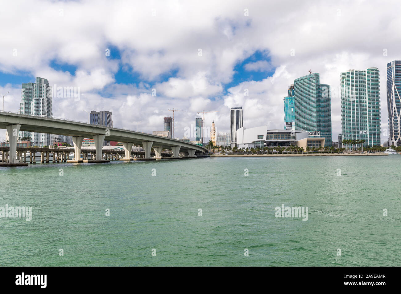 Libertà da torre a Miami Dade college, American Airlines Arena e sullo skyline, centro della città, Miami, Miami-Dade County, Florida, Stati Uniti, Nord Americ Foto Stock