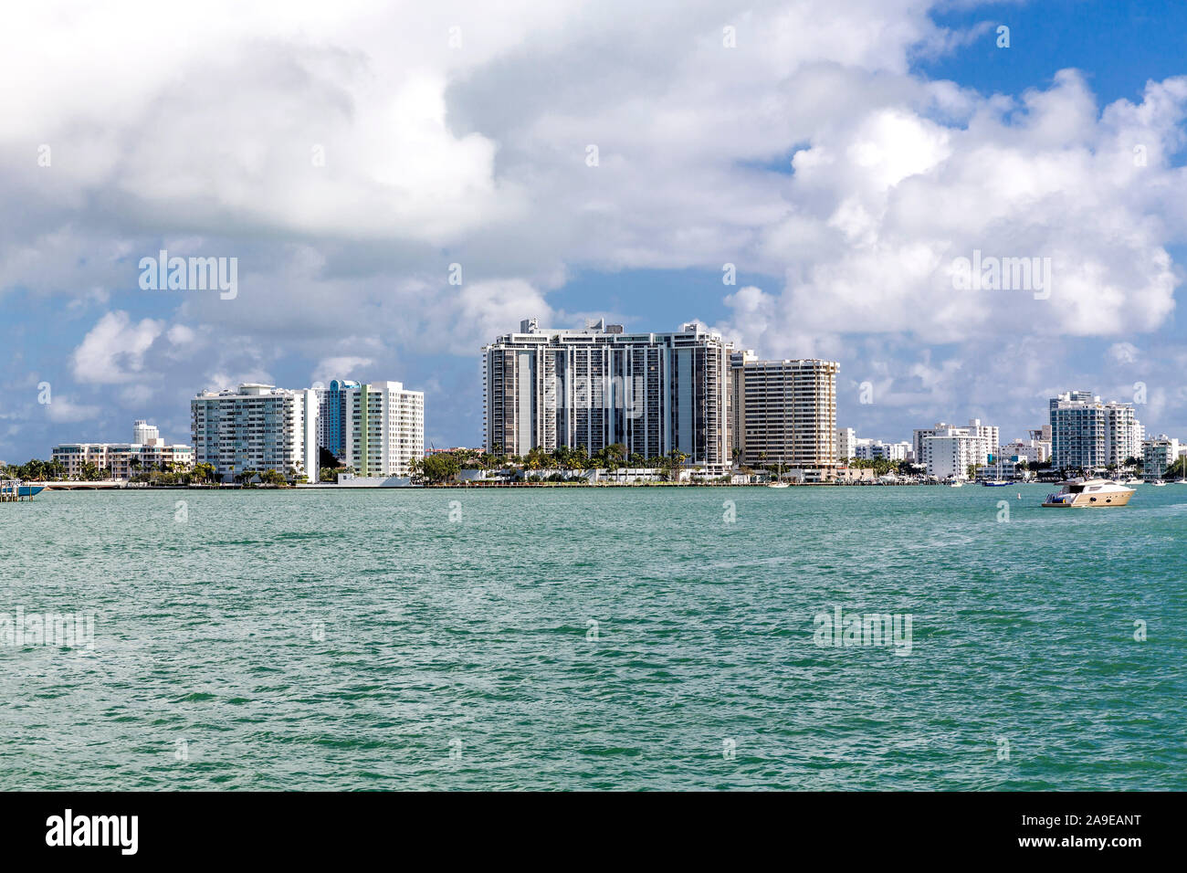 Alberghi e appartamenti di lusso, skyline, Miami Beach, Miami-Dade County, Florida, USA, America del Nord Foto Stock