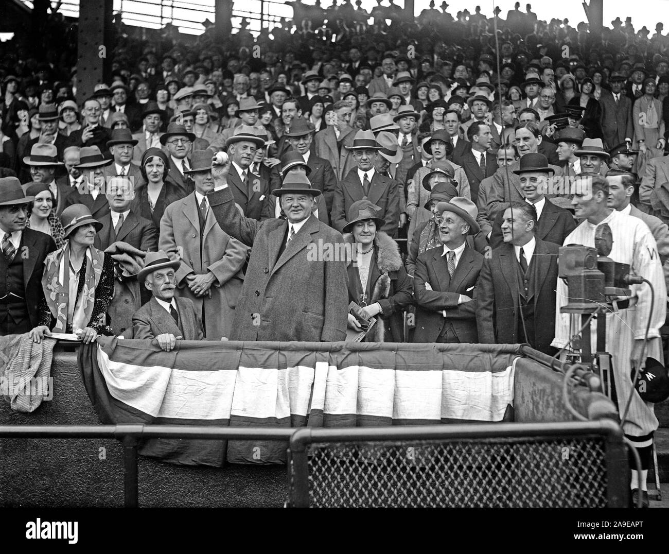 Herbert Hoover con il baseball in stand ca. 1930 Foto Stock