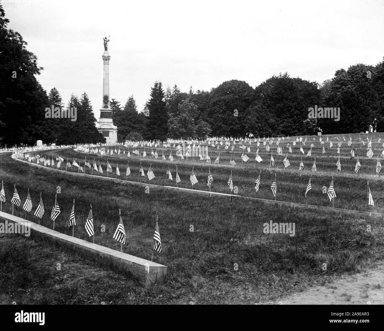 Bandiere su graves al cimitero ca. 1930 Foto Stock