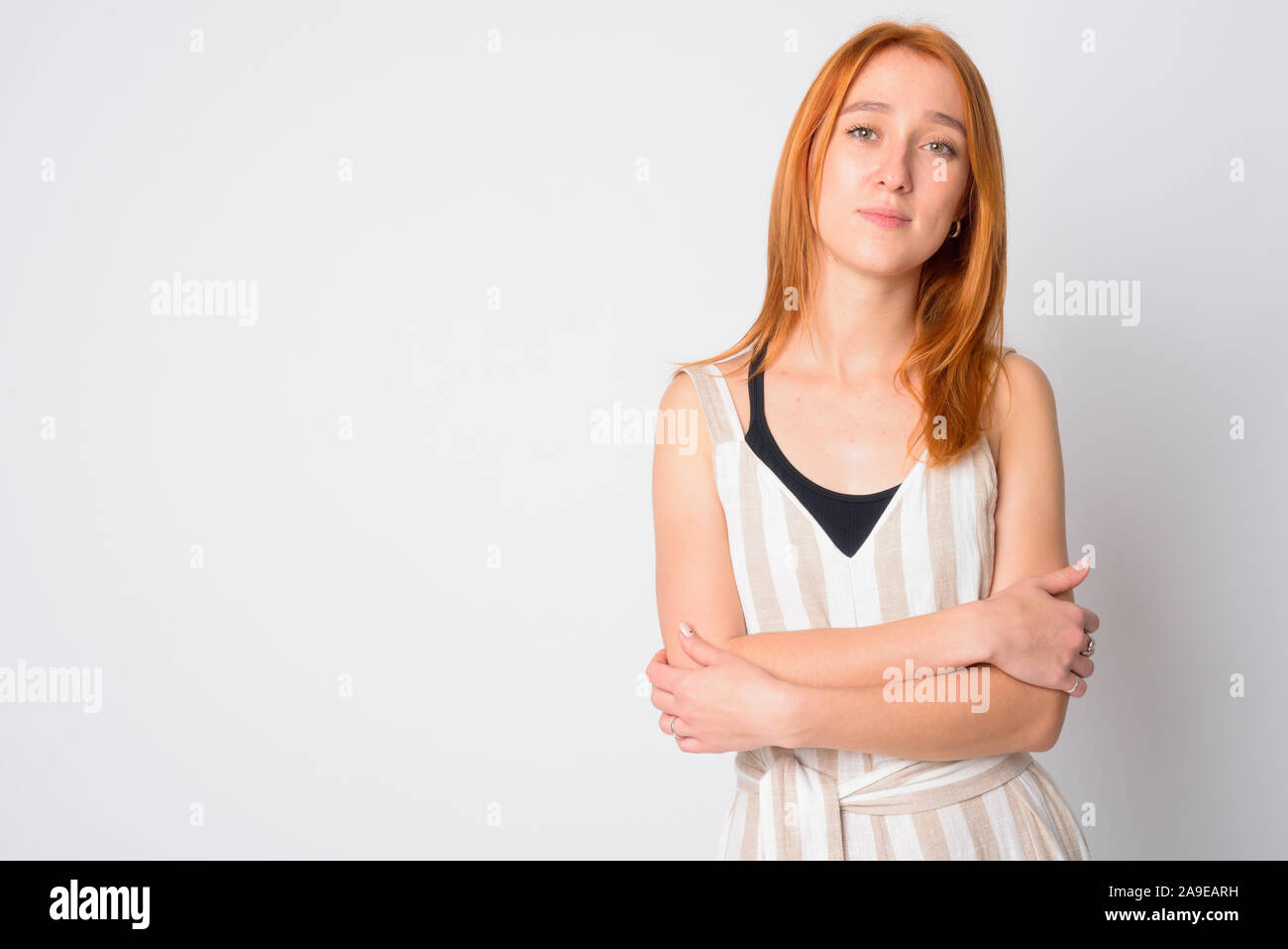 Ritratto di giovane bella redhead donna con le braccia incrociate Foto Stock