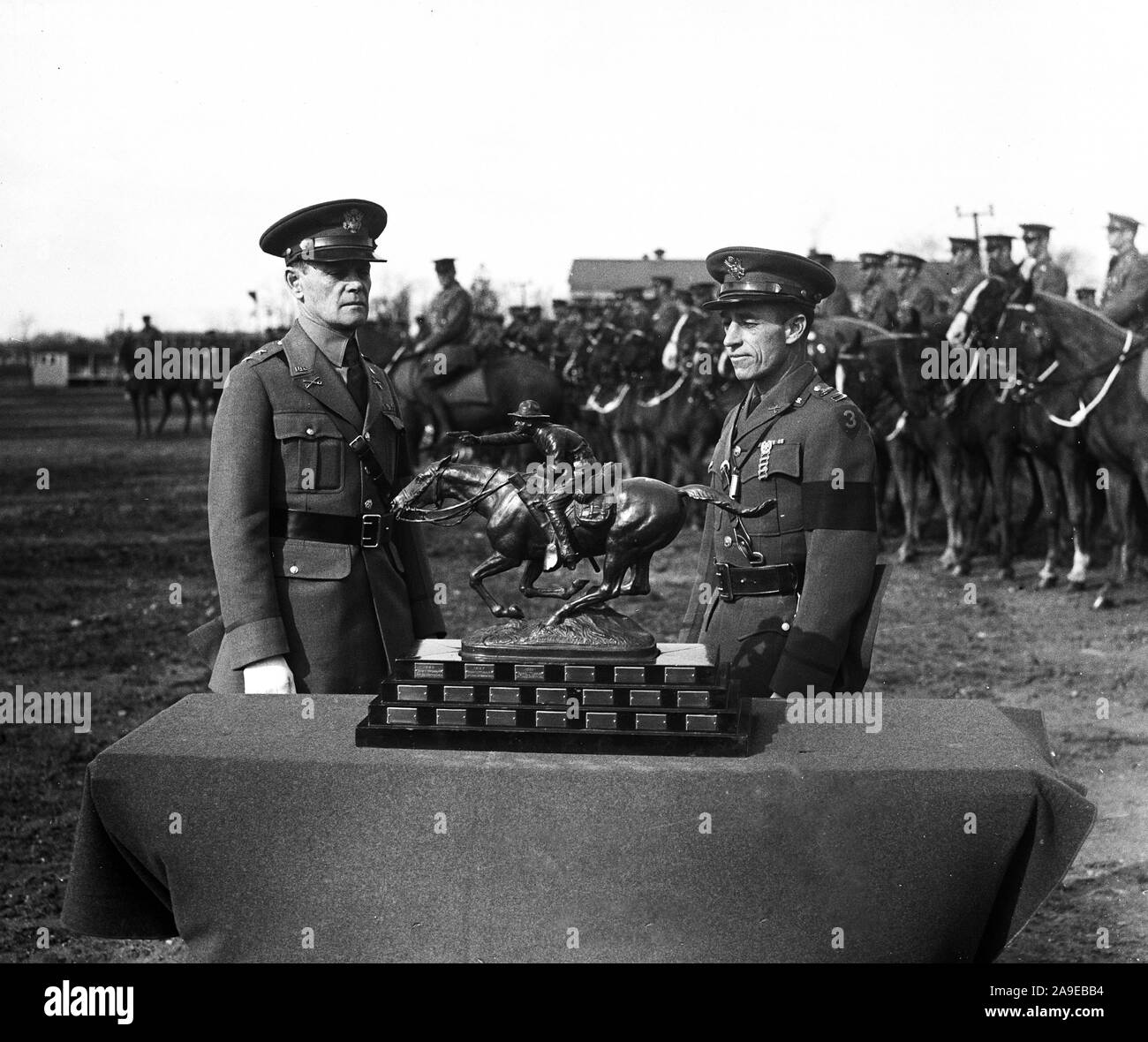 In questa fotografia, il Mag. Gen. Guy V. Henry, (sinistra) U.S. Capo della Cavalleria, è mostrato presentando il trofeo al cap. A.M. Shelton, chi è al comando della truppa e Foto Stock