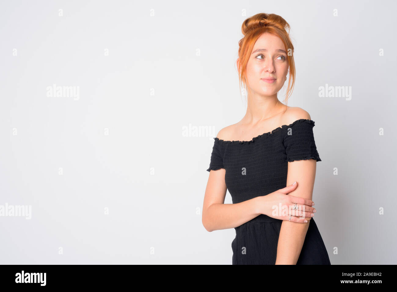 Ritratto di giovane bella donna redhead pensando Foto Stock