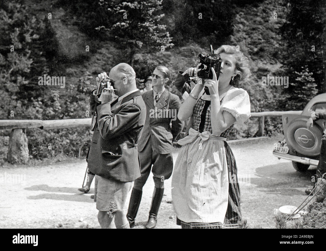 Eva Braun Collection (devet) - Didascalia originale: Besuch beim Film! Es wird gedreht 'der laufende Berg" (attori e attrici sul set del film in Germania per scattare delle foto ca. fine 1930 o inizio 1940) Foto Stock
