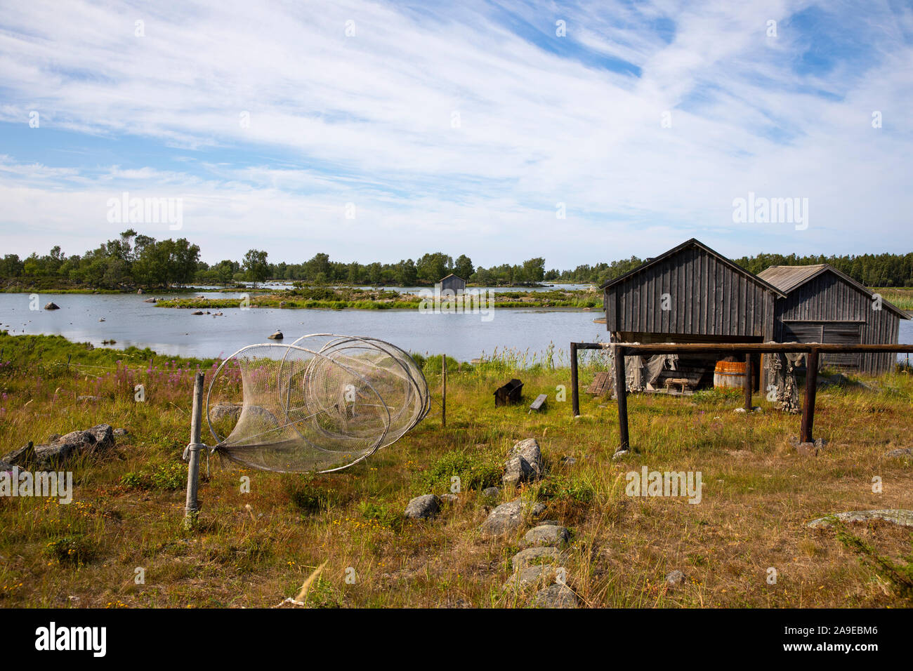 Finlandia, Kvarken, Björkö, porto vecchio con capanne di pesca Foto Stock
