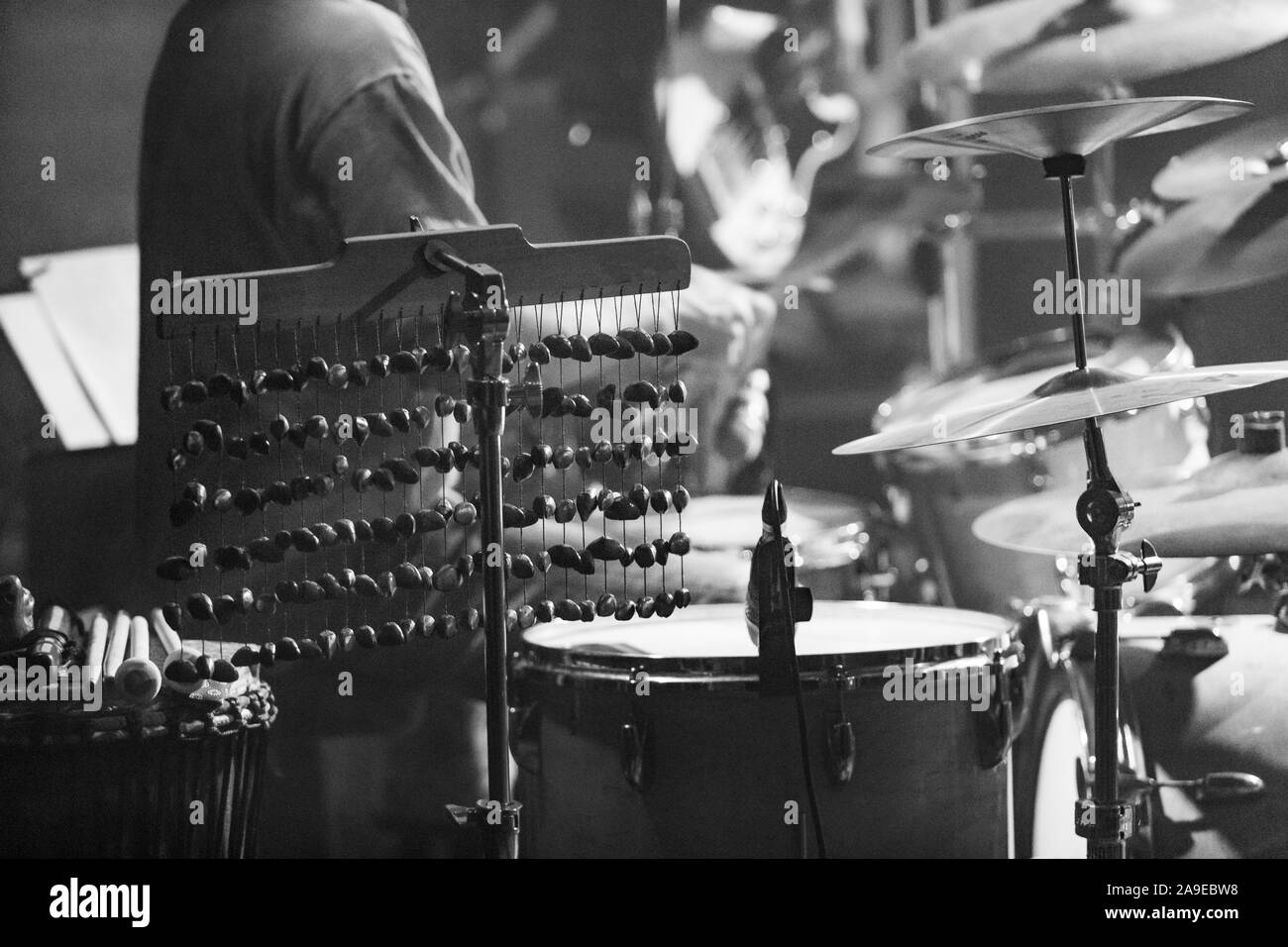 Fusione di cultura e musica moderna evento. Il batterista a suonare la  batteria sul palco vicino sul tamburo a percussione accessori, in bianco e  nero Foto stock - Alamy