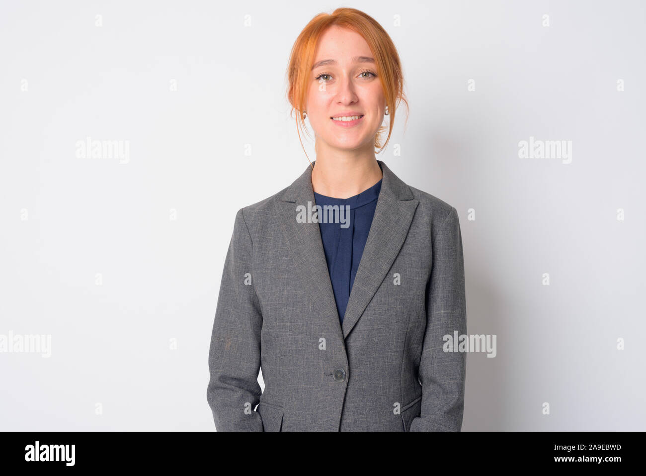 Ritratto di felice giovane bella redhead imprenditrice sorridente Foto Stock