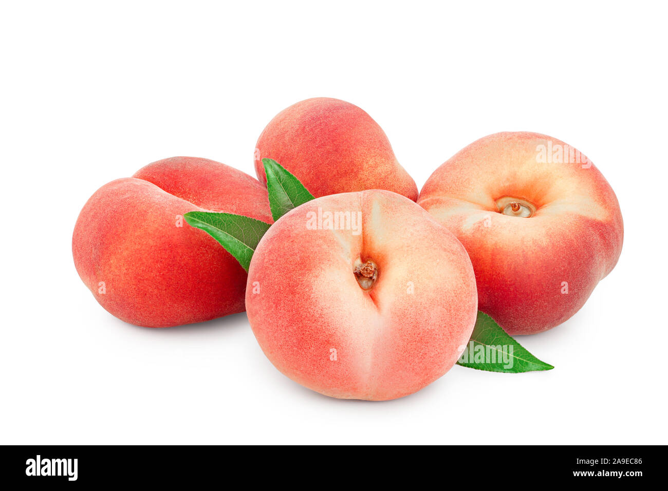 Mature piatto cinese peach frutti con foglie isolati su sfondo bianco Foto Stock