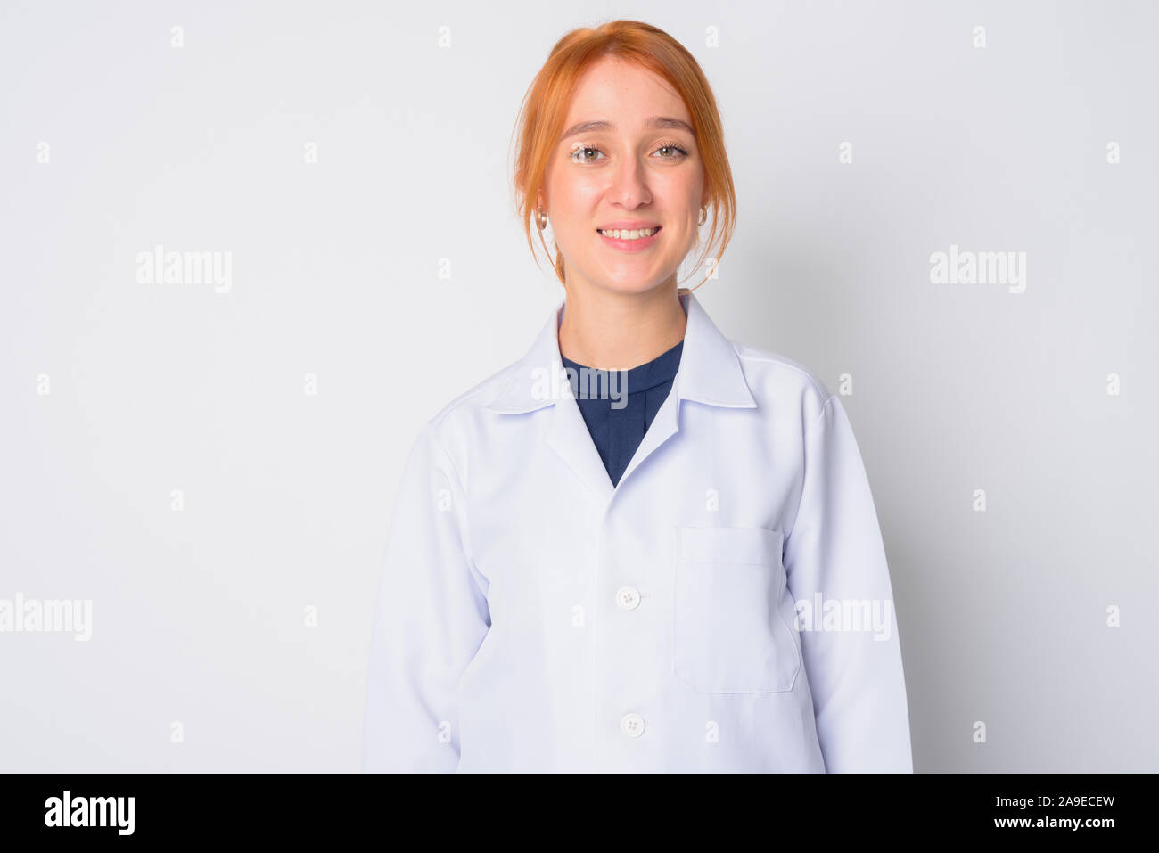 Ritratto di felice giovane bella redhead medico donna sorridente Foto Stock