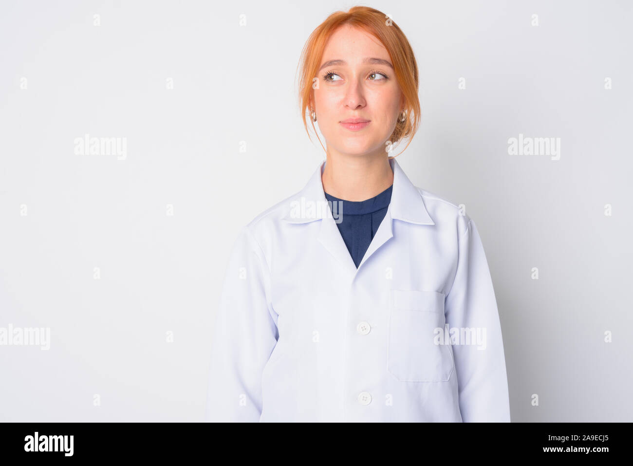 Ritratto di giovane bella redhead donna pensiero medico Foto Stock