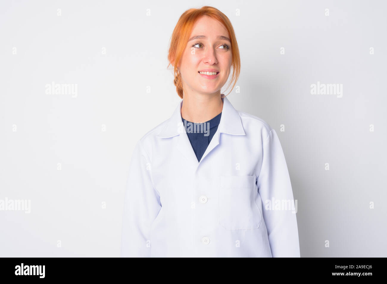 Ritratto di felice giovane bella redhead donna pensiero medico Foto Stock