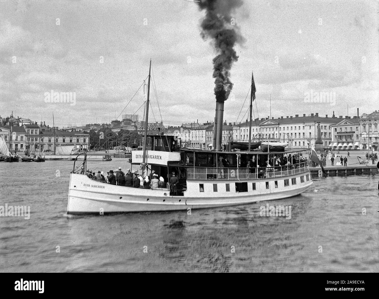 La nave a vapore "Östra Skärgården' al di fuori della Piazza del Mercato di Helsinki ca. 1900 Foto Stock