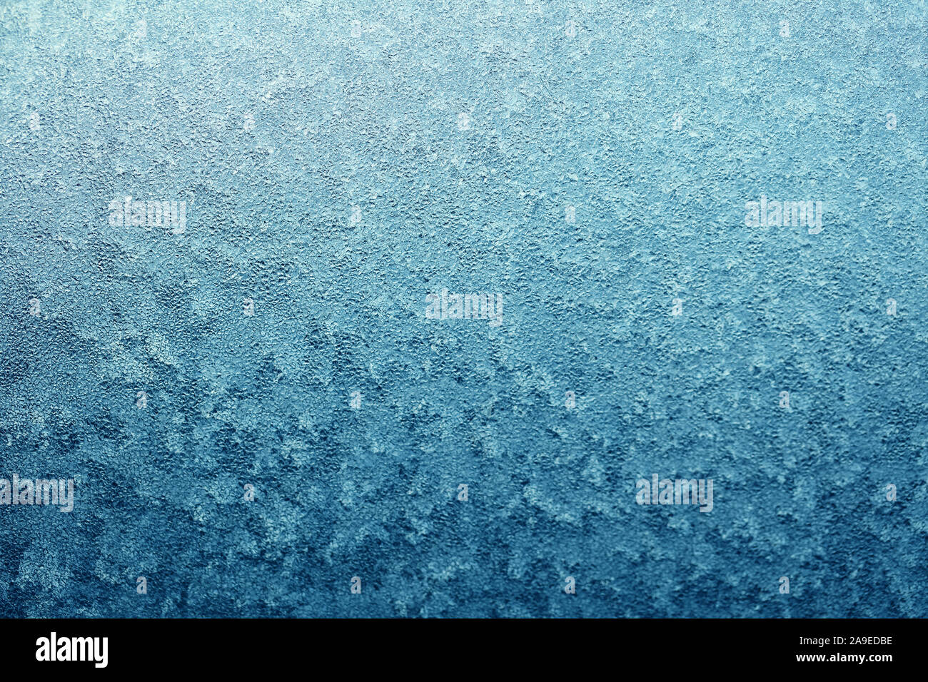 Lo strato di ghiaccio sul vetro congelato di close-up. Foto Stock