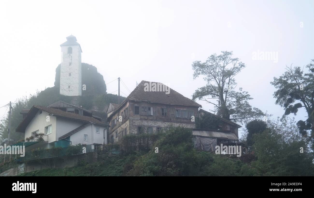 Fortezza Maglaj, Bosnia ed Erzegovina, nella nebbia Foto Stock