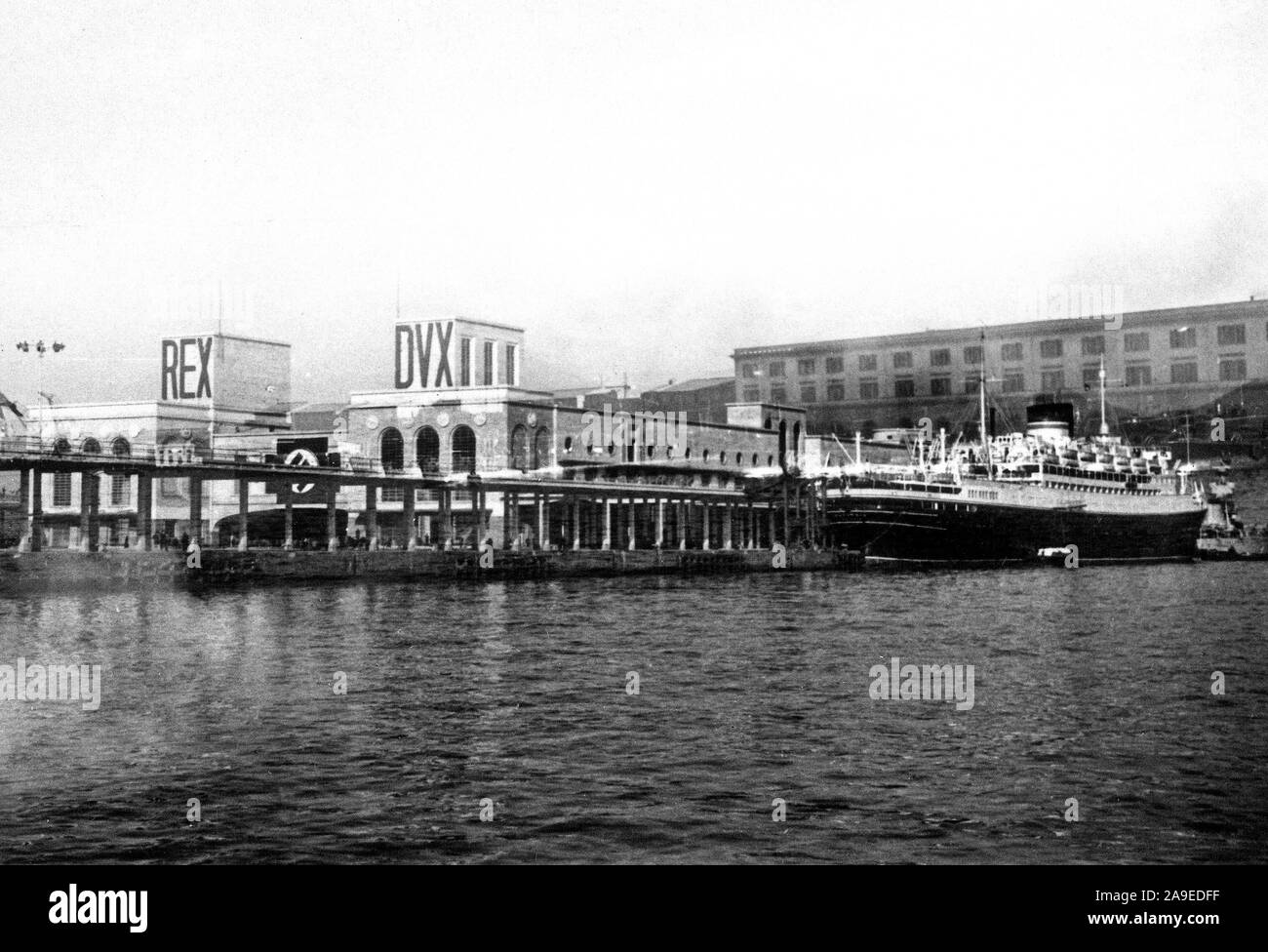 Porto di napoli seconda guerra mondiale immagini e fotografie stock ad alta  risoluzione - Alamy