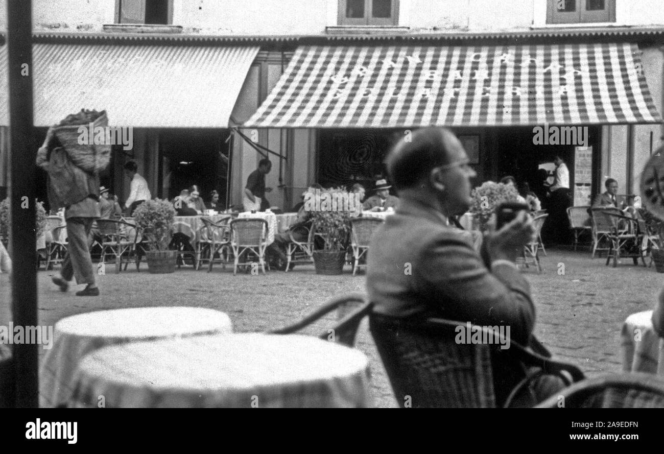 Eva Braun Collection (album 5) - Uomo nella strada laterale cafe a Capri Italia ca. fine degli anni trenta del novecento Foto Stock