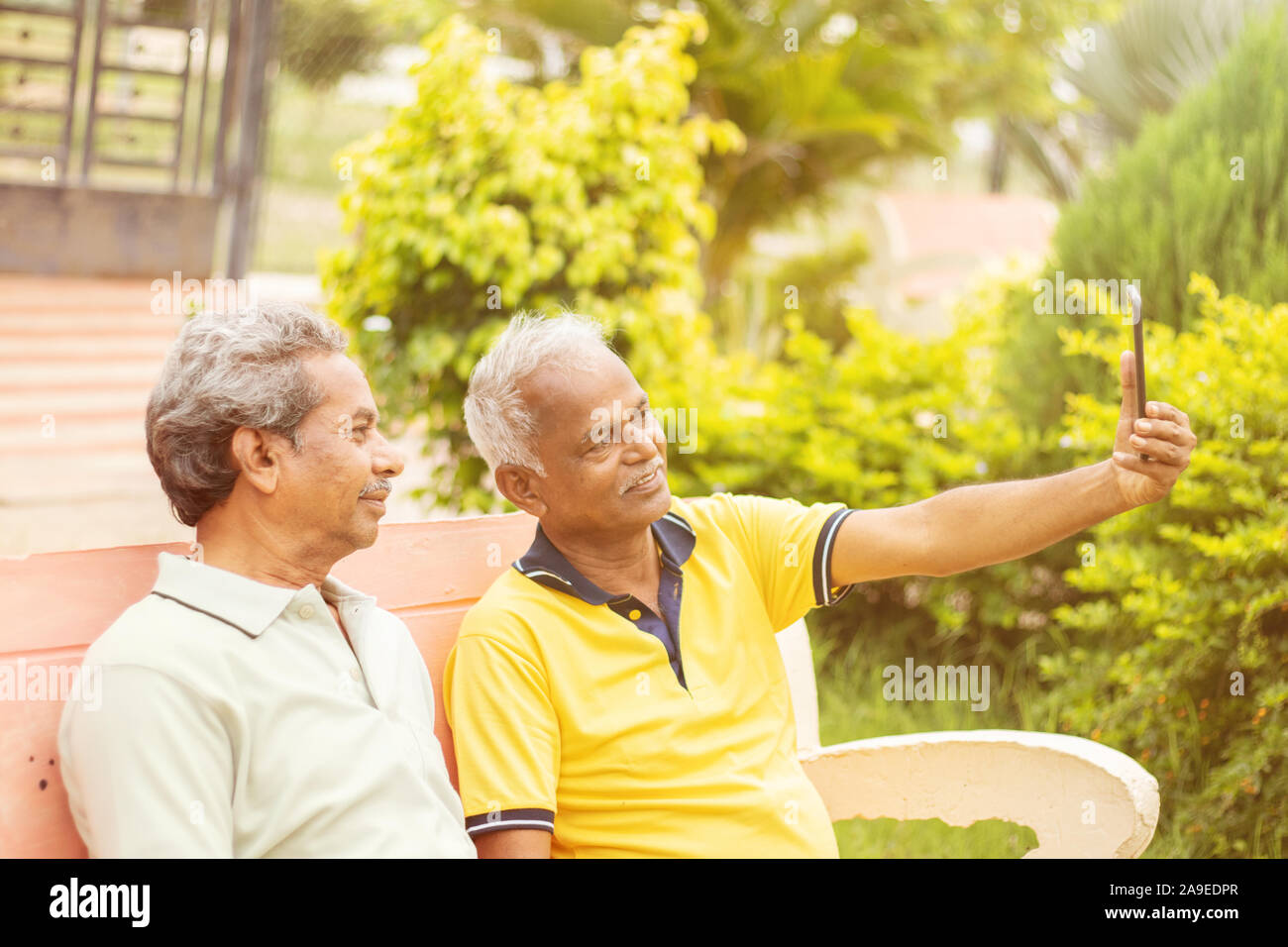 Due Senior happy amici prendendo un selfie presso il Park, Outdoor - uomini anziani rendendo la chiamata video - Concetto di attivo e divertente anziani utilizzando nuove Foto Stock