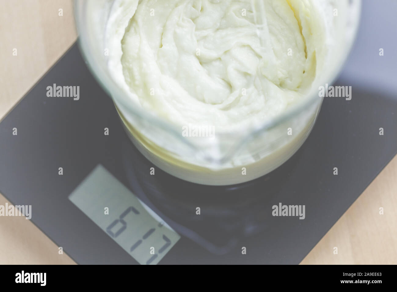 Cura della pelle e la produzione di crema con preziosi ingredienti, Foto Stock