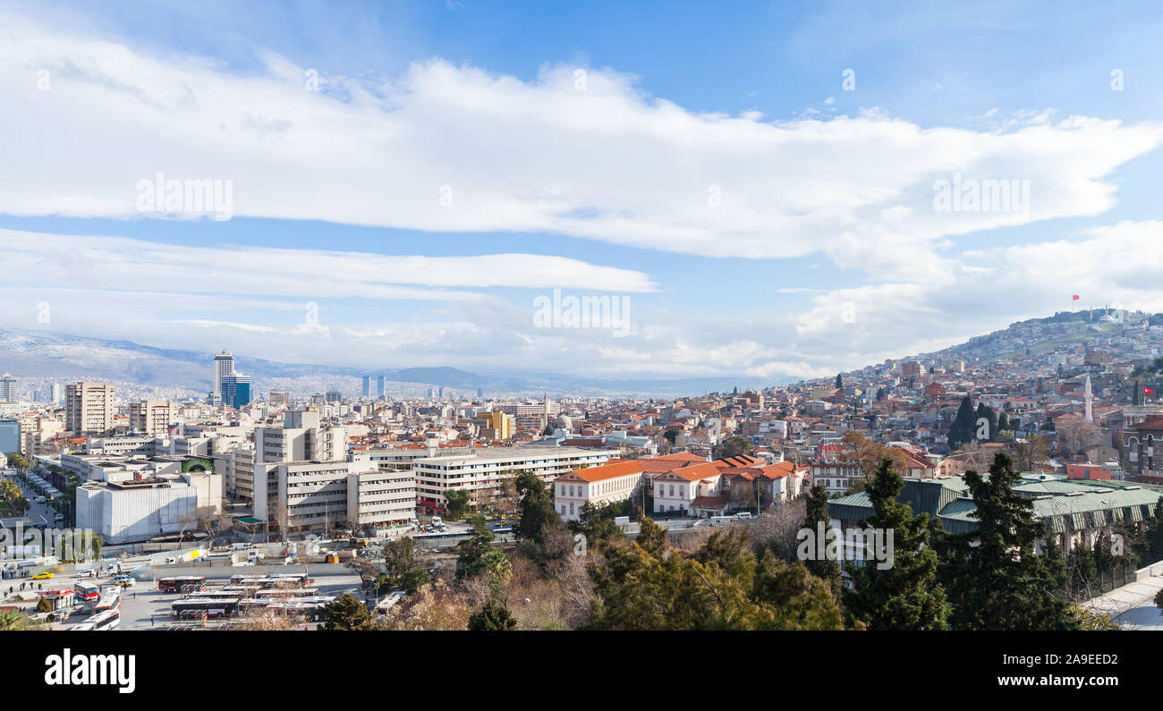 Izmir, Turchia. Paesaggio panoramico della città di Izmir. Edifici moderni e le montagne sull orizzonte Foto Stock