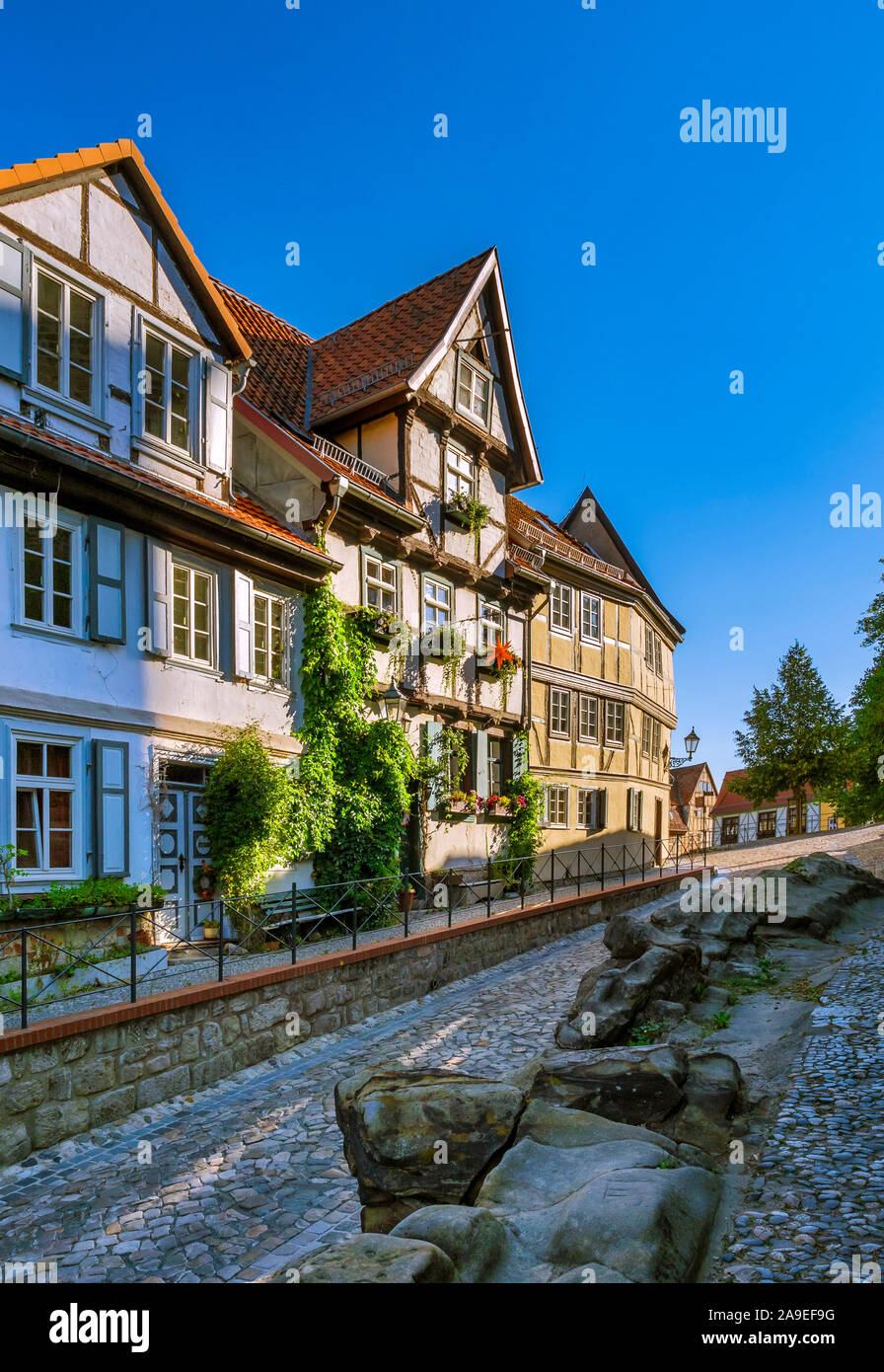 Metà storico-case con travi di legno nella città vecchia di Quedlinburg, patrimonio mondiale dell UNESCO, Montagne Harz, Sassonia-Anhalt, Germania, Europa Foto Stock