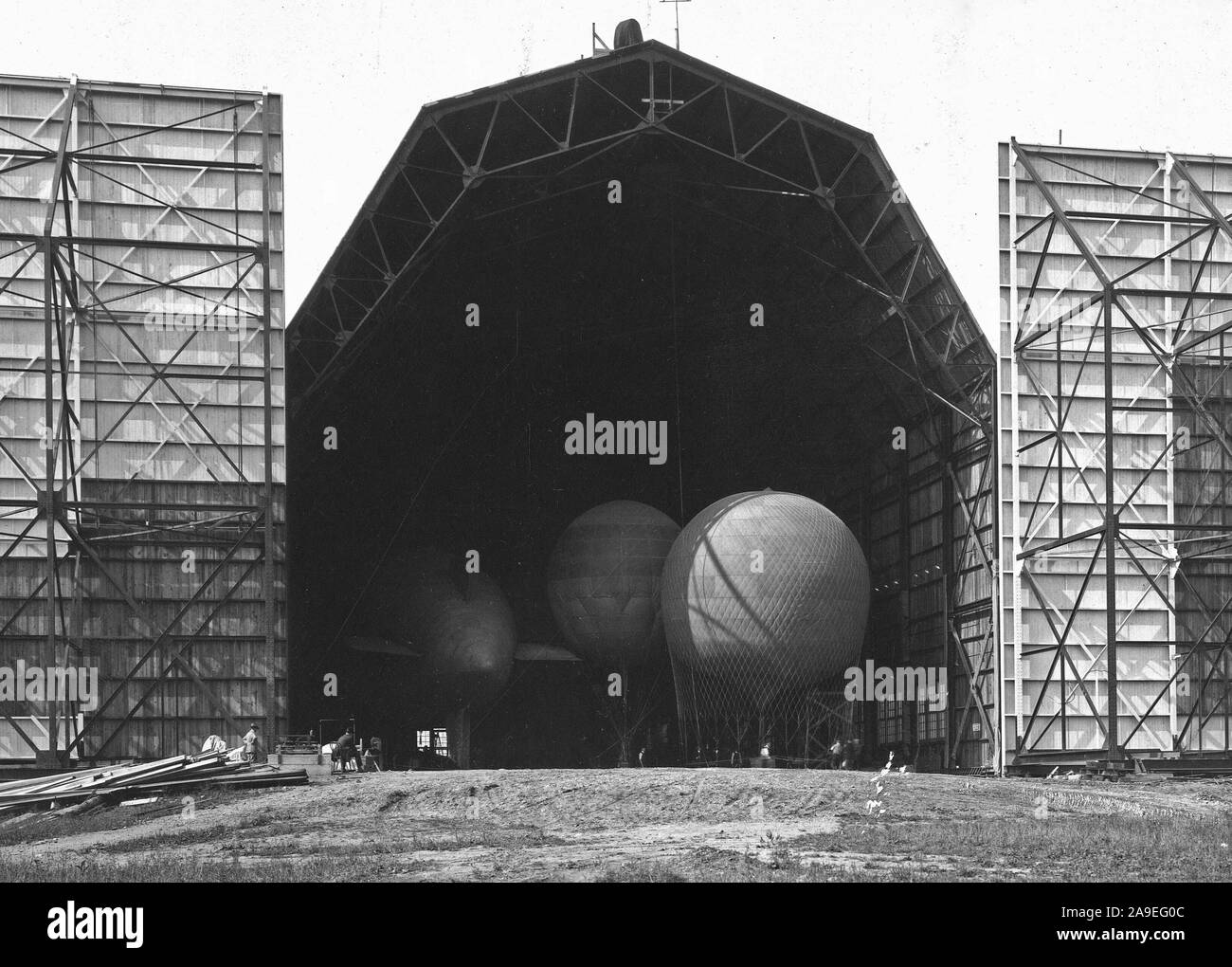 Goodyear Tire e Rubber Co., campo di volo, Akron, Ohio. Un numero di tipo speciale palloncini in un hangar Foto Stock