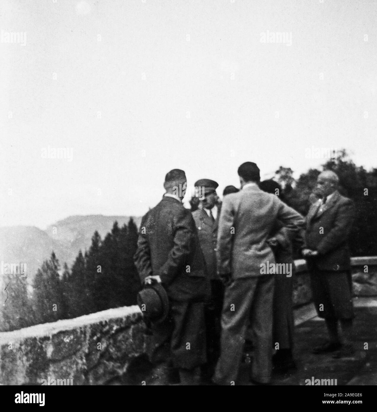 Eva Braun Collection (album 3) - Tedesco gli uomini a parlare con Adolf Hitler ca. fine del 1930 o all'inizio del 1940 Foto Stock