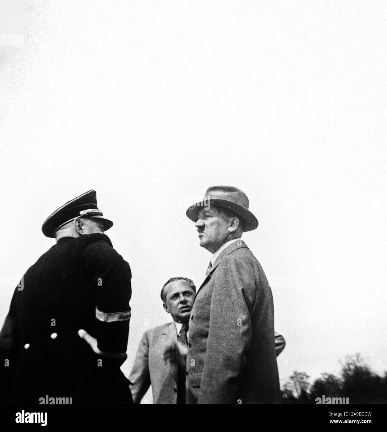 Eva Braun Collection (album 3) - leader nazista Adolf Hitler parlando con il funzionario tedesco ca. fine del 1930 o all'inizio del 1940 Foto Stock