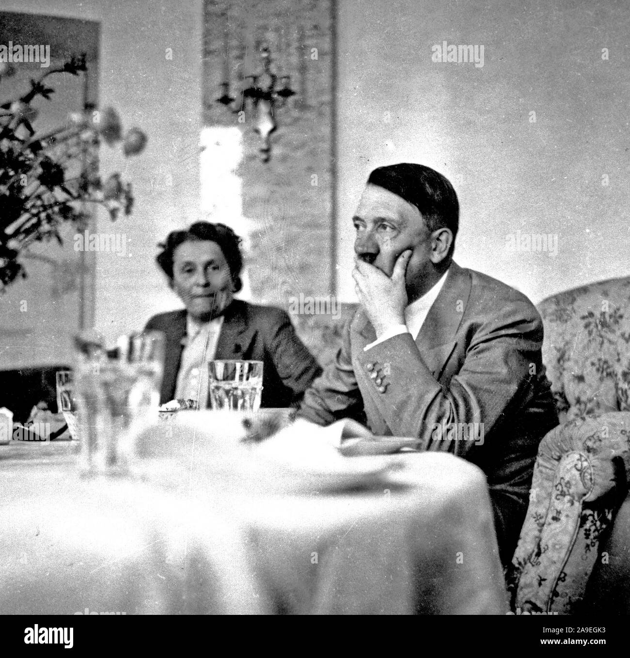 Eva Braun Collection (SEST) - Adolf Hitler indossare tuta, non una uniforme militare ca. fine del 1930 o all'inizio del 1940 Foto Stock