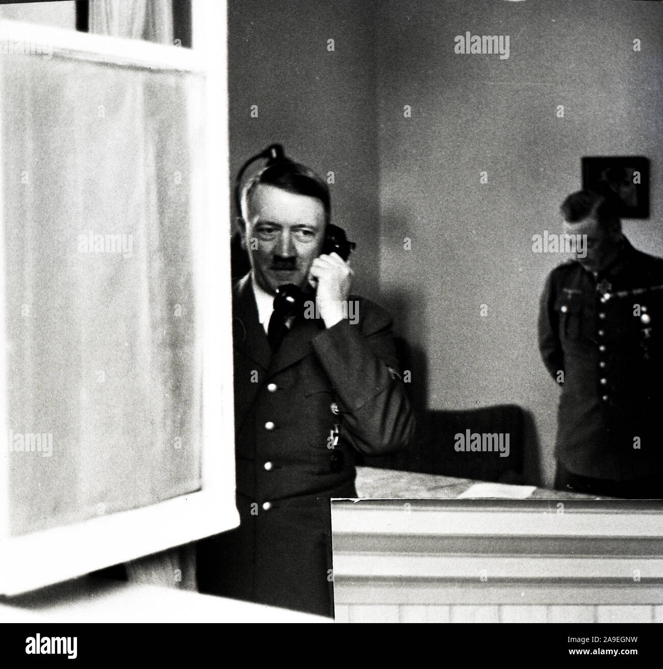 Eva Braun Collection (sedam) - Nazista di Adolf Hitler parlando sul telefono ca. fine del 1930 o all'inizio del 1940 Foto Stock