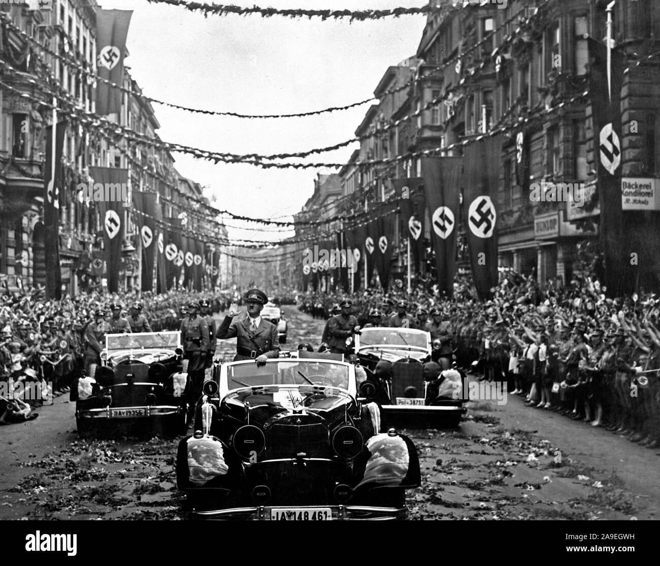 Eva Braun Collection (osam) - Adolf Hitler di equitazione in auto agitando durante la sfilata gettati in suo onore ca. fine del 1930 o all'inizio del 1940 Foto Stock