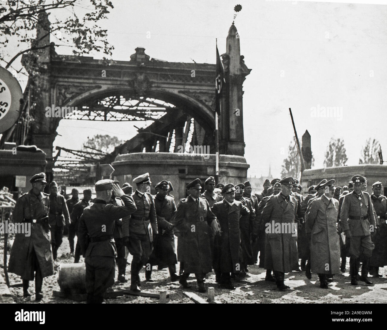 Eva Braun Collection (osam) - Adolf Hitler in uniforme militare con le truppe tedesche o funzionari ca. fine del 1930 o all'inizio del 1940 Foto Stock