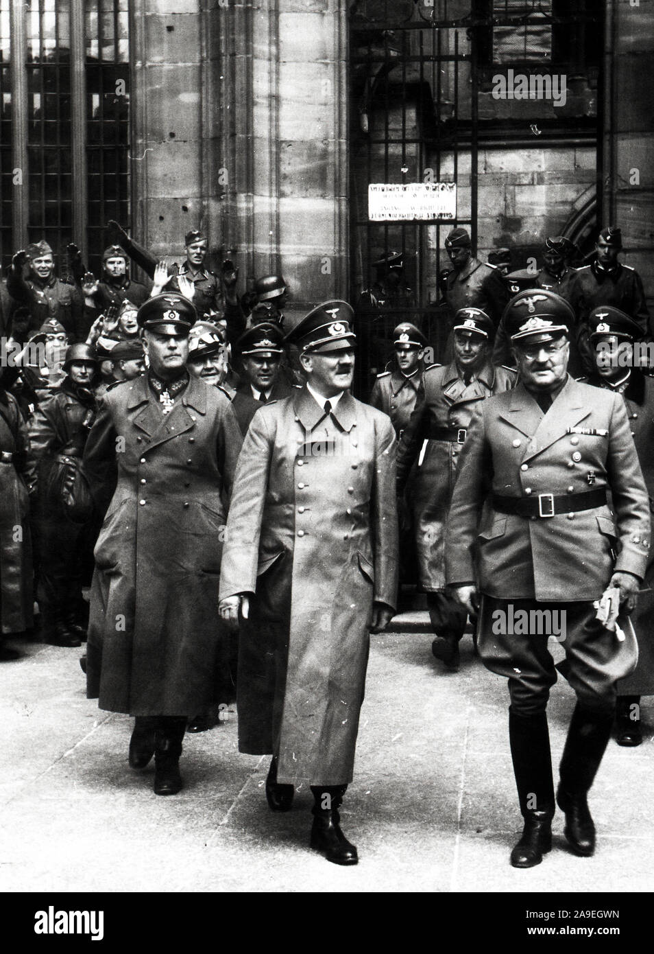 Eva Braun Collection (osam) - Adolf Hitler in uniforme militare con le truppe tedesche o funzionari ca. fine del 1930 o all'inizio del 1940 Foto Stock