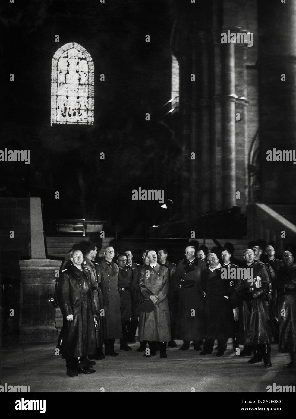 Eva Braun Collection (osam) - Adolf Hitler in uniforme militare con le truppe tedesche o funzionari ca. fine del 1930 o all'inizio del 1940 Foto Stock
