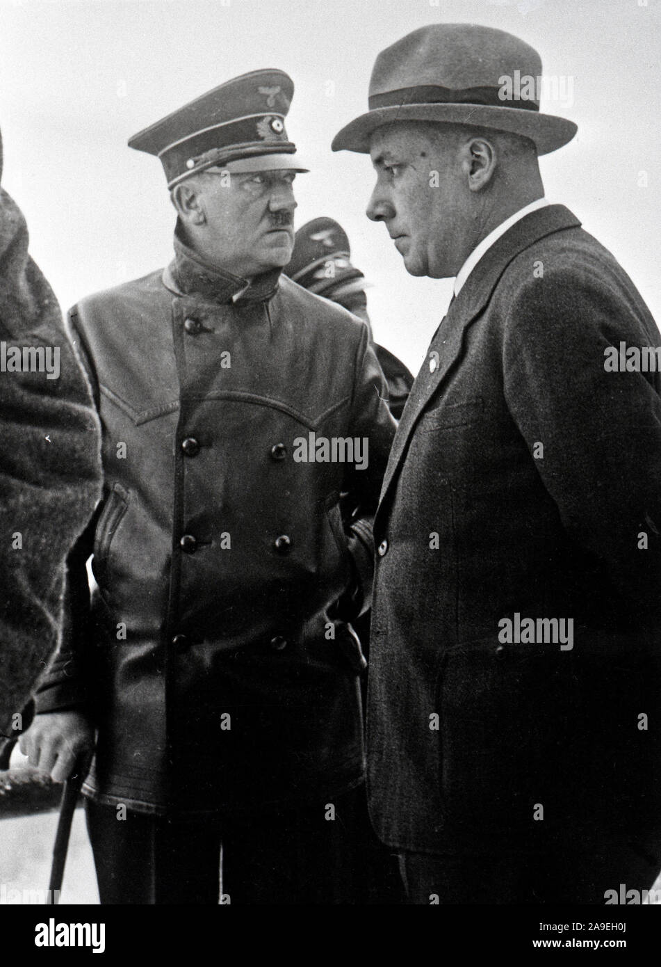 Eva Braun Collection (osam) - Adolf Hitler con il bastone da passeggio all'aperto ca. fine del 1930 o all'inizio del 1940 Foto Stock