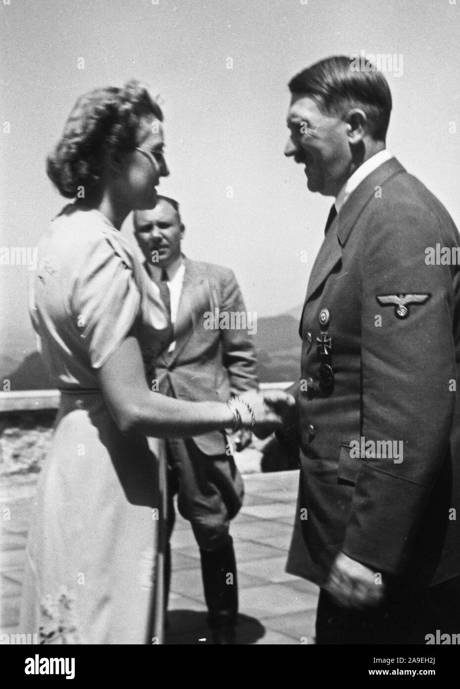 Eva Braun Collection (osam) - Adolf Hitler saluto donna all'aperto ca. fine del 1930 o all'inizio del 1940 Foto Stock