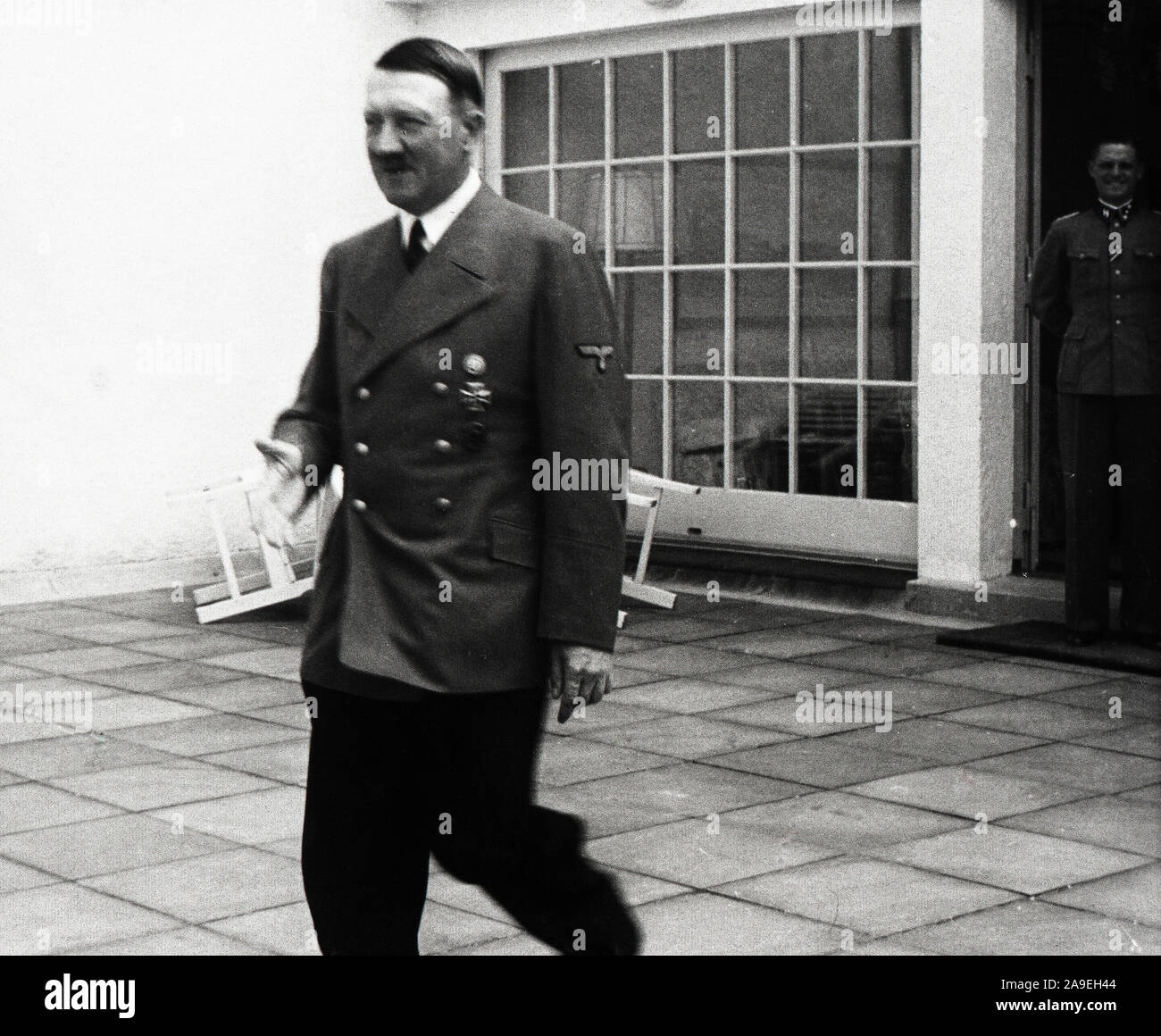 Eva Braun Collection (osam) - Adolf Hitler a piedi per salutare qualcuno esterno ca. Negli anni trenta o quaranta Foto Stock