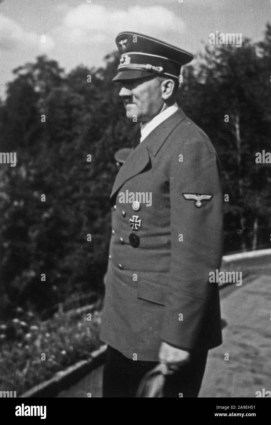 Eva Braun Collection (devet) - Adolf Hitler in piedi all'aperto ca. fine del 1930 o all'inizio del 1940 Foto Stock