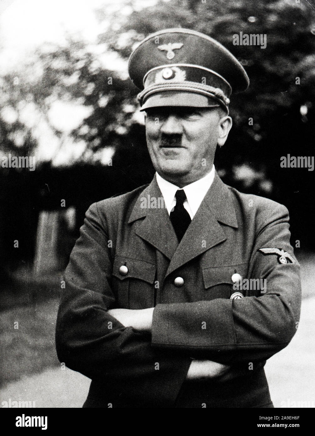 Eva Braun Collection (devet) - Adolf Hitler in piedi all'aperto ca. fine del 1930 o all'inizio del 1940 Foto Stock