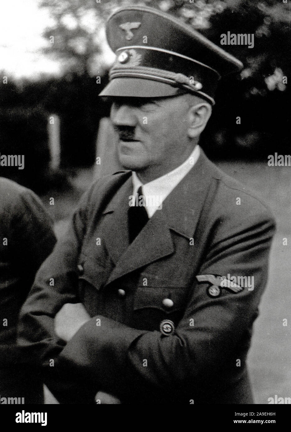 Eva Braun Collection (devet) - Adolf Hitler in piedi all'aperto ca. fine del 1930 o all'inizio del 1940 Foto Stock