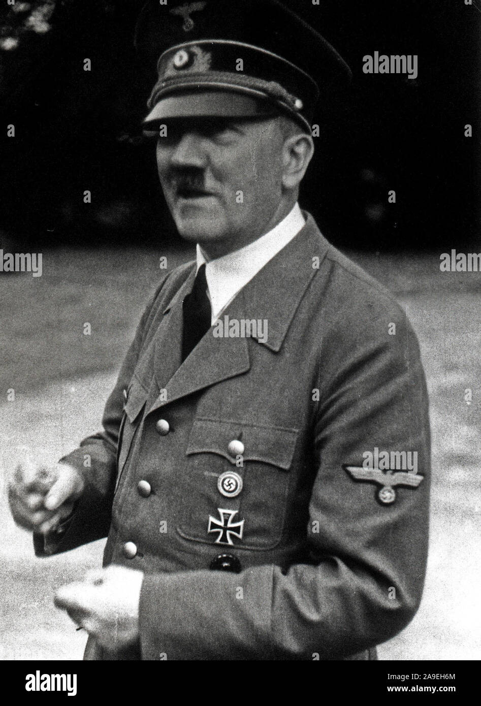Eva Braun Collection (devet) - Adolf Hitler in piedi all'aperto ca. fine del 1930 o all'inizio del 1940 Foto Stock
