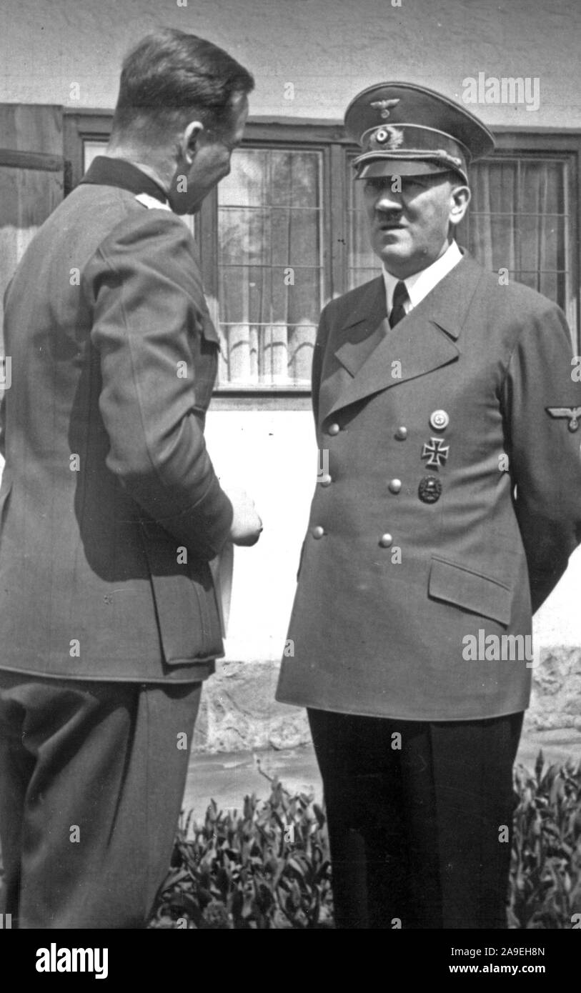 Eva Braun Collection (deset) - Adolf Hitler parlando con parte del suo entourage ca. fine del 1930 o all'inizio del 1940 Foto Stock