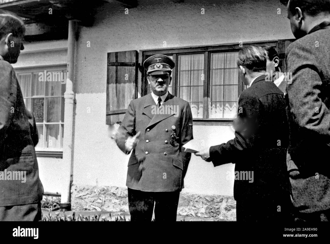 Eva Braun Collection (deset) - Adolf Hitler parlando con parte del suo entourage ca. fine del 1930 o all'inizio del 1940 Foto Stock