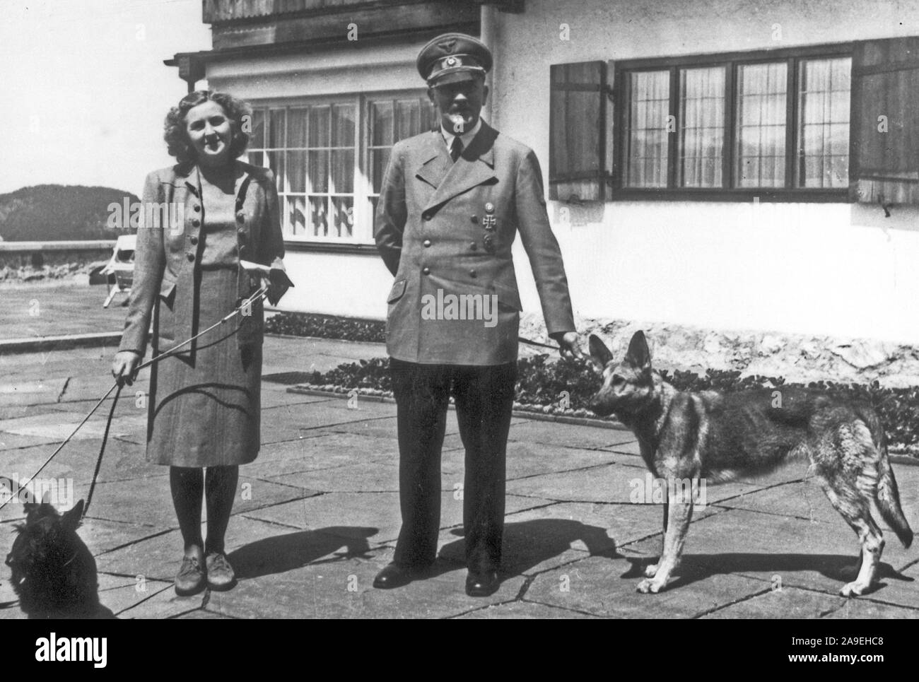 Eva Braun Collection (cetrnaest) - Eva Braun e Adolf Hitler e i loro cani ca. fine del 1930 o all'inizio del 1940 Foto Stock