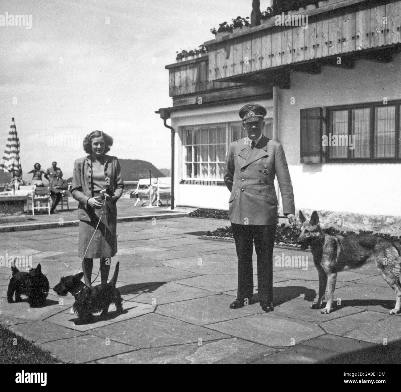 Eva Braun Collection (cetrnaest) - Eva Braun e Adolf Hitler e i loro cani ca. fine del 1930 o all'inizio del 1940 Foto Stock