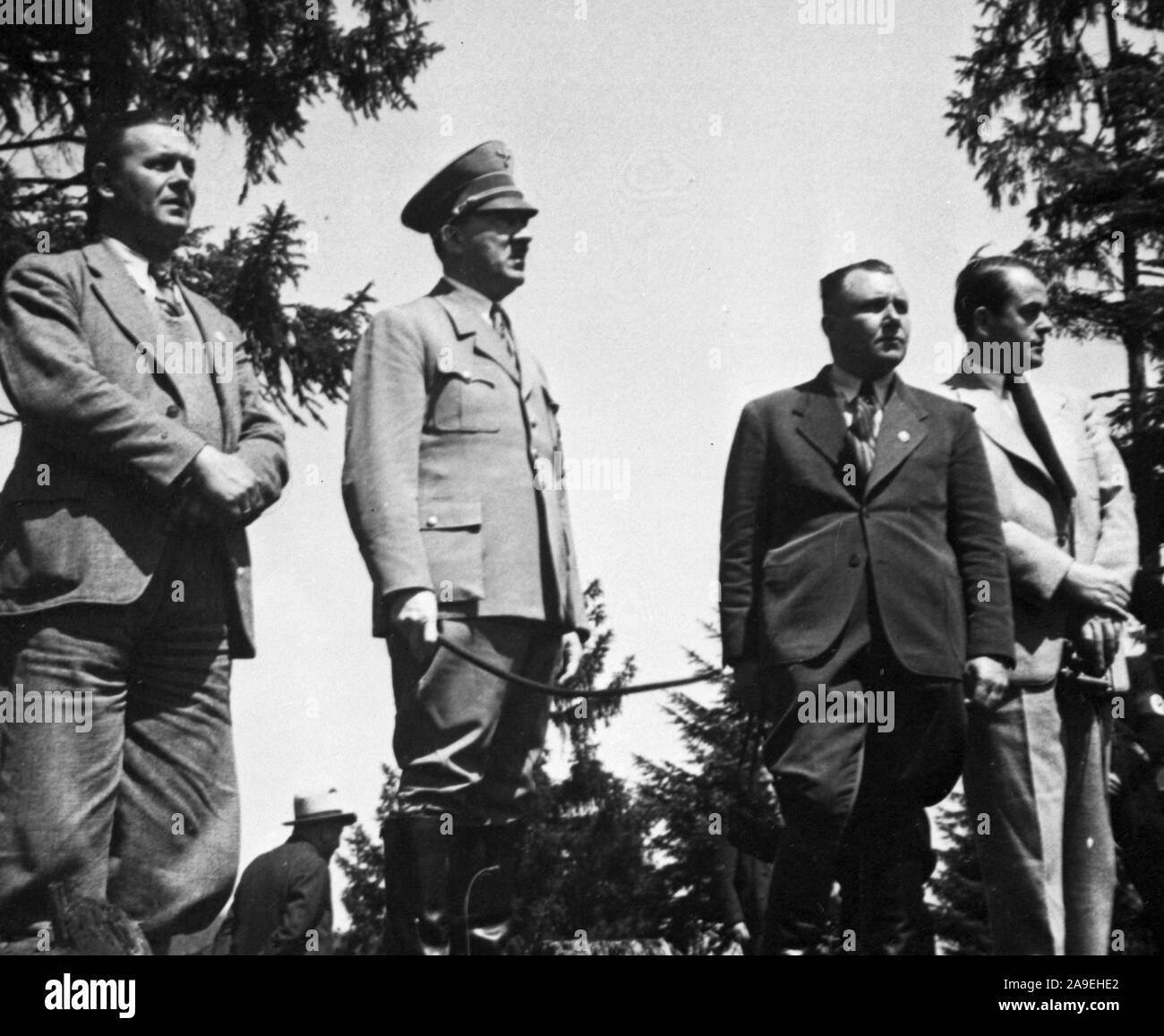 Eva Braun Collection (dvadvadaset) - Schatz, Bormann, Speer con Adolf Hitler ca. fine degli anni trenta del novecento Foto Stock