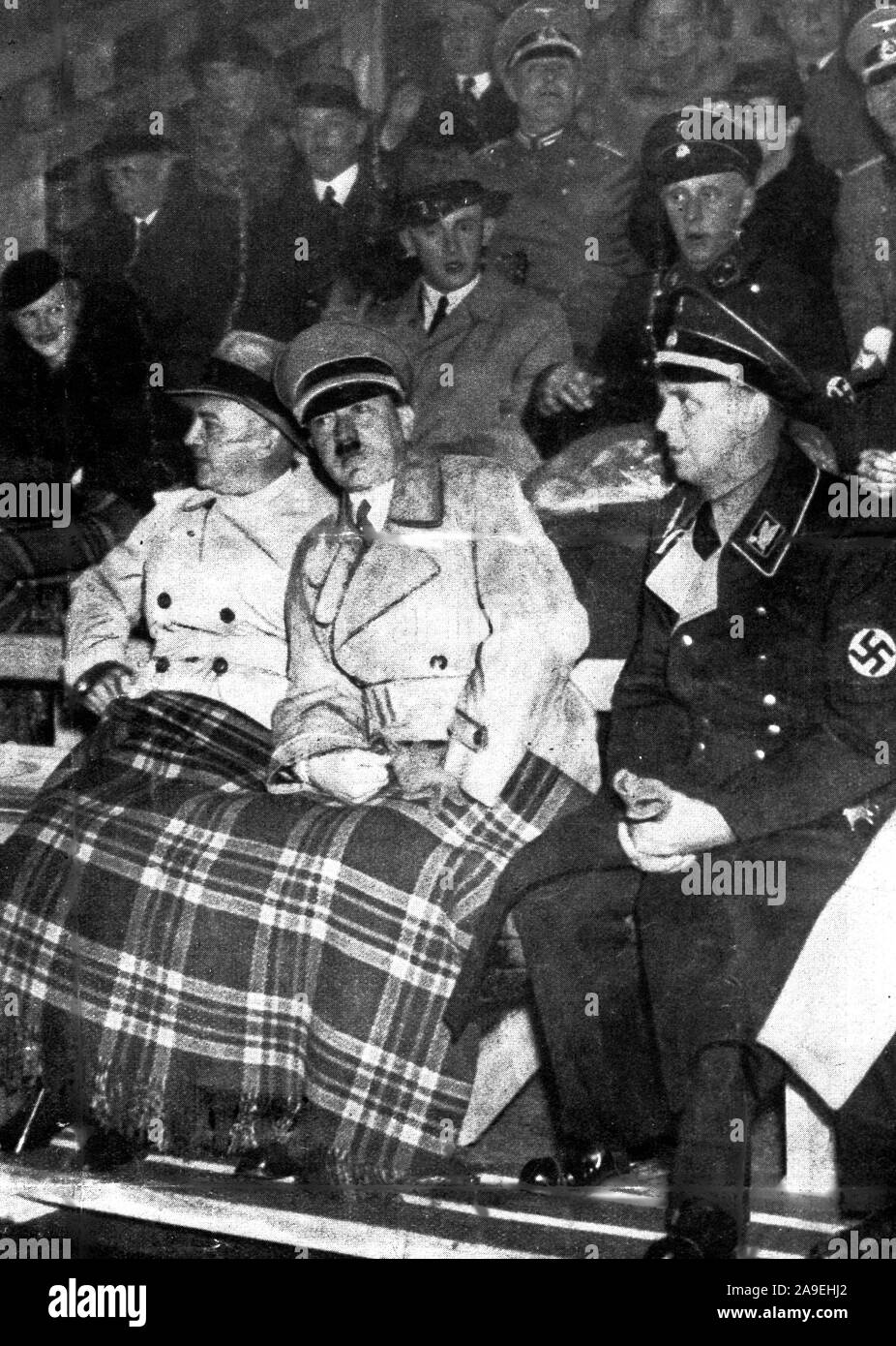 Eva Braun Collection (album 2) - Hitler e ufficiali tedeschi al di fuori nel freddo seduto ca. fine del 1930 o all'inizio del 1940 Foto Stock