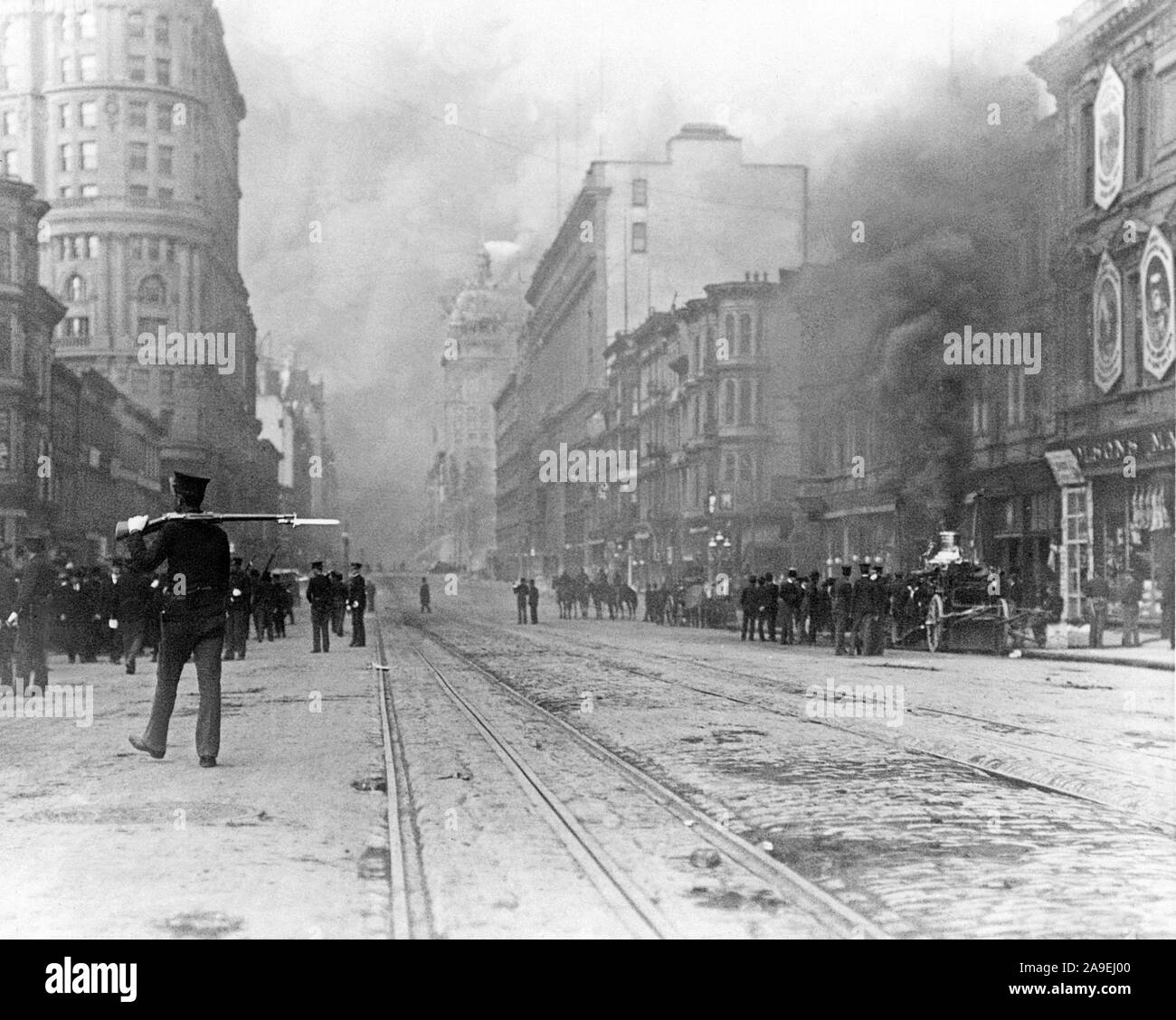 Guardando verso la chiamata edificio, a nord-est di Market Street. La chiamata edificio è avvolto nel fumo sul lato destro della strada. Il motore Fire è il tentativo di trovare l'acqua in un idrante. Edificio curvo a sinistra è il James Flood edificio al mercato e Powell, emporio è attraversata la strada. Foto Stock