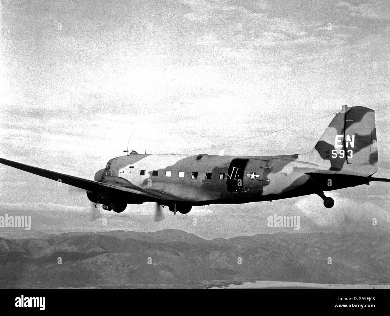 1967 - STATI UNITI Air Force AC-47 Dragon velivolo vola missioni oltre il Sud del Vietnam a sostegno di Allied avamposti. Foto Stock